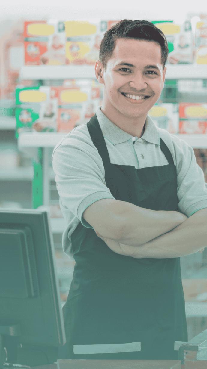 Emprendedor colombiano en su cafetería usando soluciones ERP de Anexup para gestionar su negocio de forma eficiente.